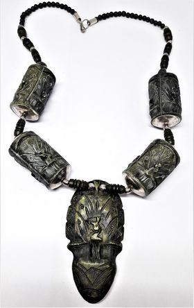 Fint utskuret halsband i ben, grönt