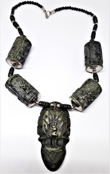 Fint utskuret halsband i ben, grönt