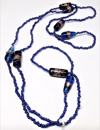 Långt halsband med blå kulor