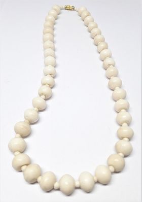 Kort halsband med kulor av ben, liten mellankula