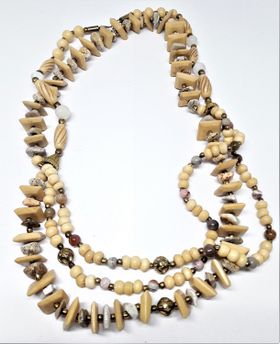 Flerradigt halsband med fina detaljer i sten, metall och ben