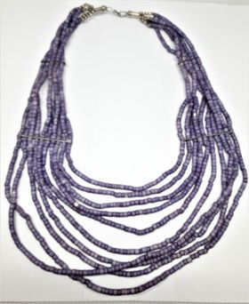 Flerradigt lila halsband i ben