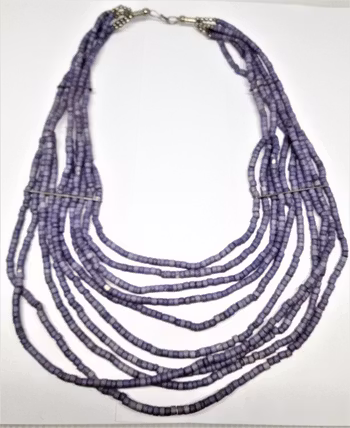 Flerradigt lila halsband i ben