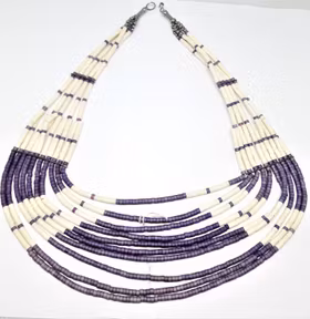 Flerradigt lila och vitt halsband i ben
