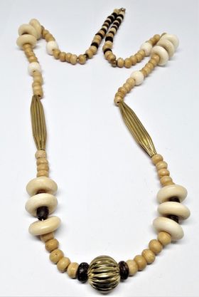Halsband av ben och gul metall