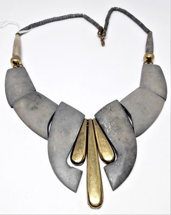 Halsband i ben, grått med gul metall