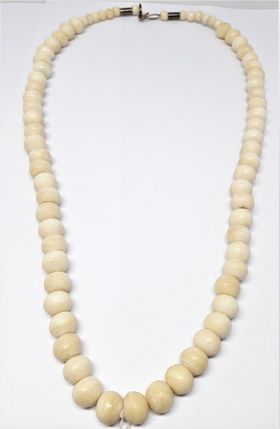 Kort halsband med medelstora kulor av ben