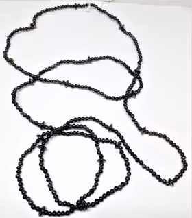Långt halsband med kulor i blå toner