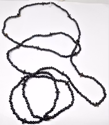 Långt halsband med kulor i blå toner
