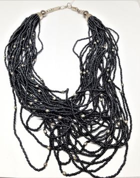 Flerradigt grått halsband av små pärlor, silverfärgad metall