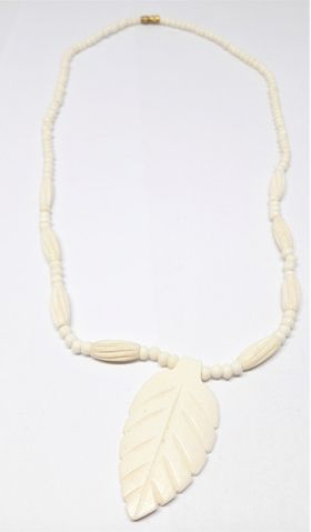 Halsband, med löv, ben
