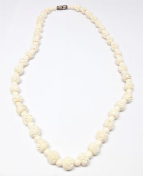 Halsband med utsirade blommor