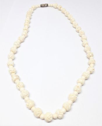 Halsband med utsirade blommor