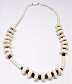 Kort halsband i ben, bruna kulor