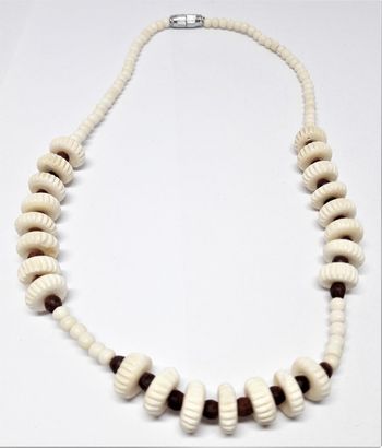 Kort halsband i ben, bruna kulor