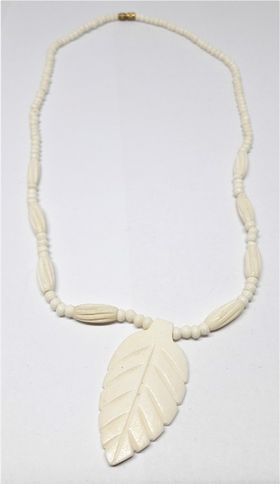 Halsband, med löv, av ben