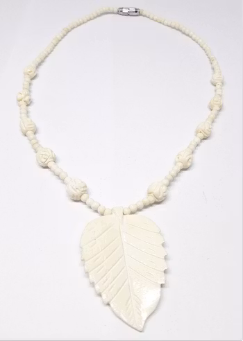 Halsband, med löv och blommor, av ben