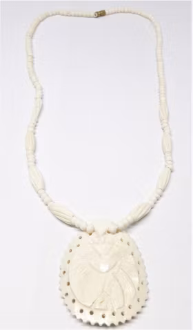 Kort halsband, ben, med randiga ovaler