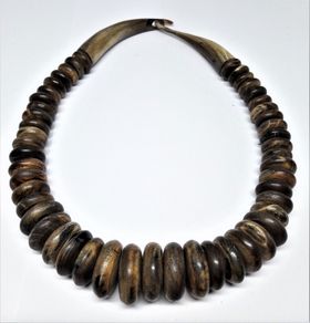 Annorlunda halsband med stora rundlar i brunt