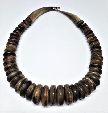 Annorlunda halsband med stora rundlar i brunt
