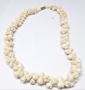 Halsband av ben med täta blommor