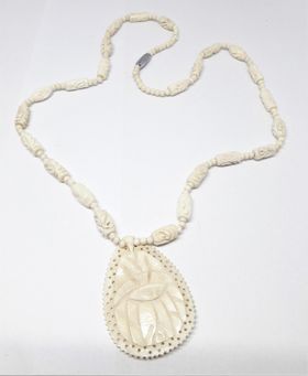 Halsband av ben med utskurna ovaler och hänge