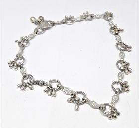 Armband i metall med små berlocker