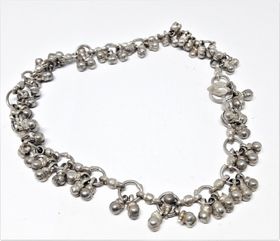 Armband i metall med större berlocker