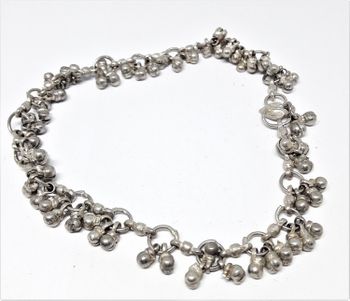 Armband i metall med större berlocker