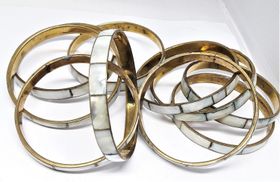 Skimrande, stelt metallarmband