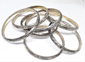 Stelt silverfärgat metallarmband