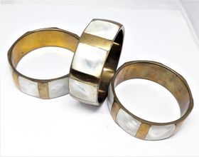 Skimrande, stelt metallarmband, bredare