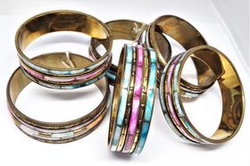 Skimrande, stelt metallarmband, flerfärgat