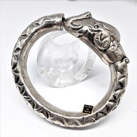 Stelt silverfärgat armband med elefanthuvud