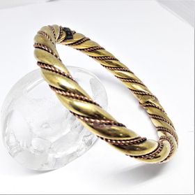 Stelt smalt guldfärgat armband