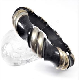 Stelt armband med 2 silverfärgade ränder