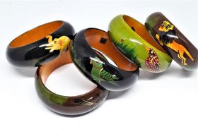 Stelt armband med målade djur, av trä