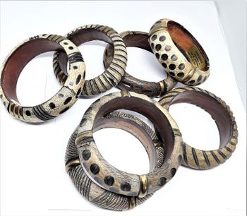 Stelt armband av trä med varierande mönster