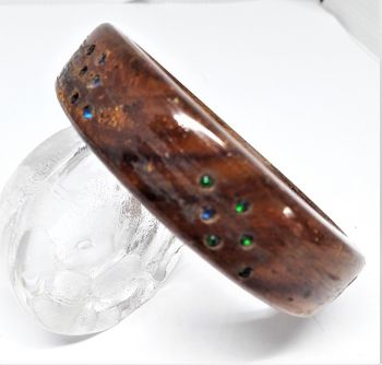 Stelt armband av trä med färgade inlägg