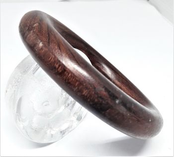 Stelt, runt armband av trä