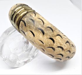 Stelt armband av trä med ormskinnsmönster och 3 ränder