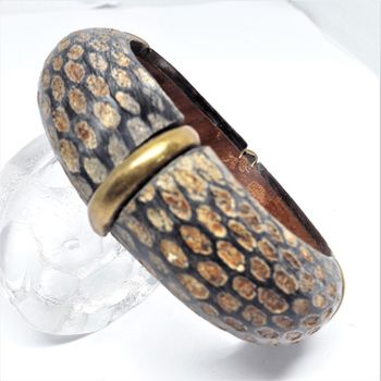 Stelt armband av trä med ormskinnsmönster och 1 rand