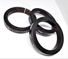 Stelt armband av trä med silverfärgat mönster