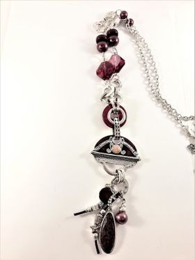 Detaljrikt halsband med kedja och många detaljer lila och silverfärg