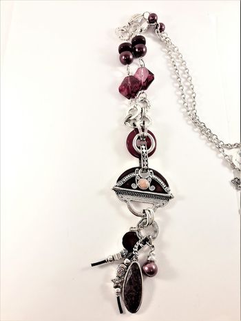 Detaljrikt halsband med kedja och många detaljer lila och silverfärg