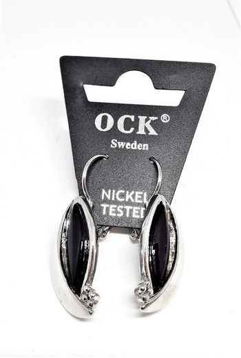 Fint ovalt örhänge i lila och silverfärg