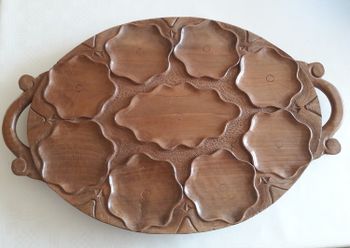Vackert utsirad oval bricka i valnöt