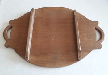 Vackert utsirad oval bricka i valnöt