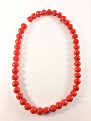 Halsband med kulor i rött