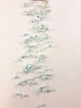 Flerradigt halsband med dekorationer i blått